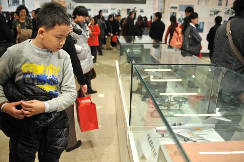 一名观众在北京国家博物馆参观“科技梦·中国梦——中国现代科学家主题展”