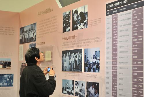 一名观众在北京国家博物馆参观“科技梦·中国梦——中国现代科学家主题展”。