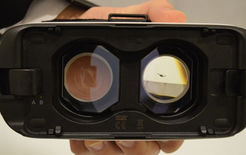红外线摄像机在透镜前面使用一面镜子追踪眼球移动