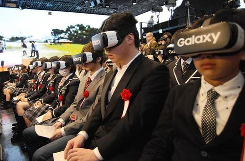 日本高中生戴VR头盔参加开学典礼