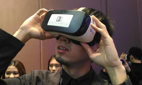 使用VR眼镜观看VR全景