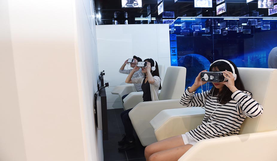 体验VR眼镜游戏