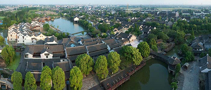 乌镇属太湖流域水系,河流纵横交织,京杭大运河依镇而过.