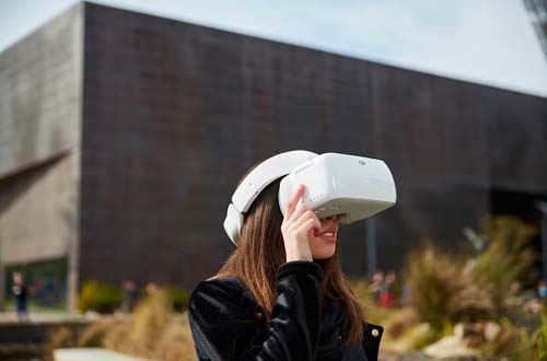 大疆推出VR虚拟现实技术头盔 可控制无人机