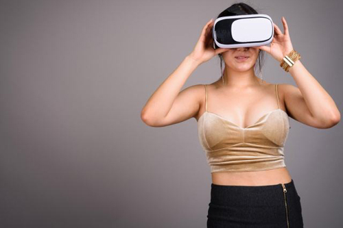 VR设备预览隆胸效果