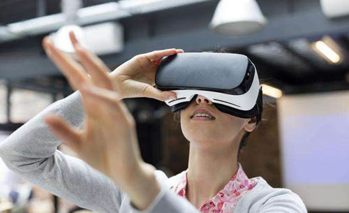 调查显示超过50%的中型企业开始布局AR/VR