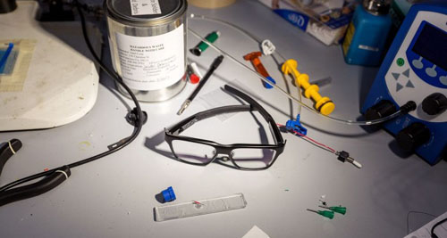 英特尔推出新款智能眼镜 外形酷似普通眼镜