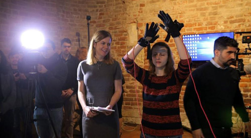 国外推出VR艺术实验展 帮助盲人欣赏艺术品