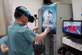 医生戴上VR眼镜 看VR全景手术直播