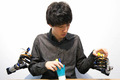 日本机器人工程师开发了一对虚拟现实控制手臂