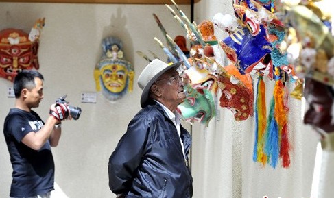 拉萨市民和游客观看面具艺术展