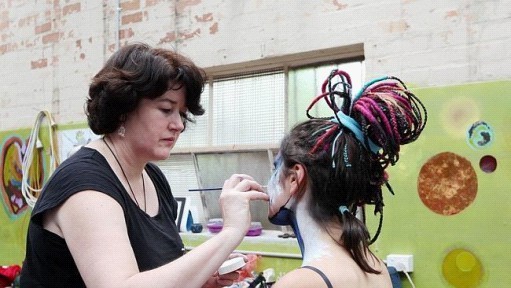澳大利亚艺术家温蒂·凡塔斯正在给模特化妆