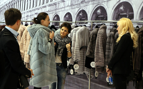 一名模特在香港举行的国际毛皮时装展上为客商试装