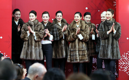模特在香港举行的国际毛皮时装展上展示一家品牌商推出的时尚毛皮服装