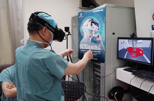 医生戴上VR眼镜 看VR全景手术直播