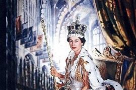 英国女王伊丽莎白二世奢华服饰展开幕